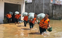 Soldiers Assist Flood-Stricken Residents in Kim Tan